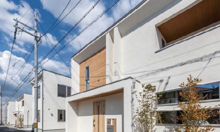 フラットですっきりとしたスカイラインの写真